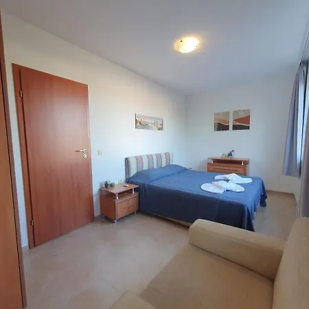 Cozy, Spacious Near Paradise Bay