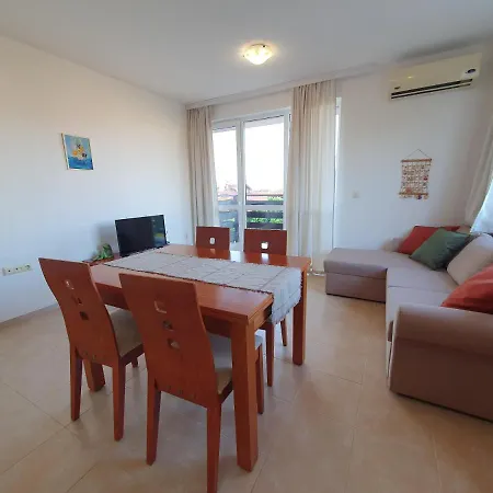 Cozy, Spacious Near Paradise Bay