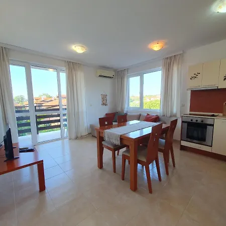 Cozy, Spacious Near Paradise Bay アパート